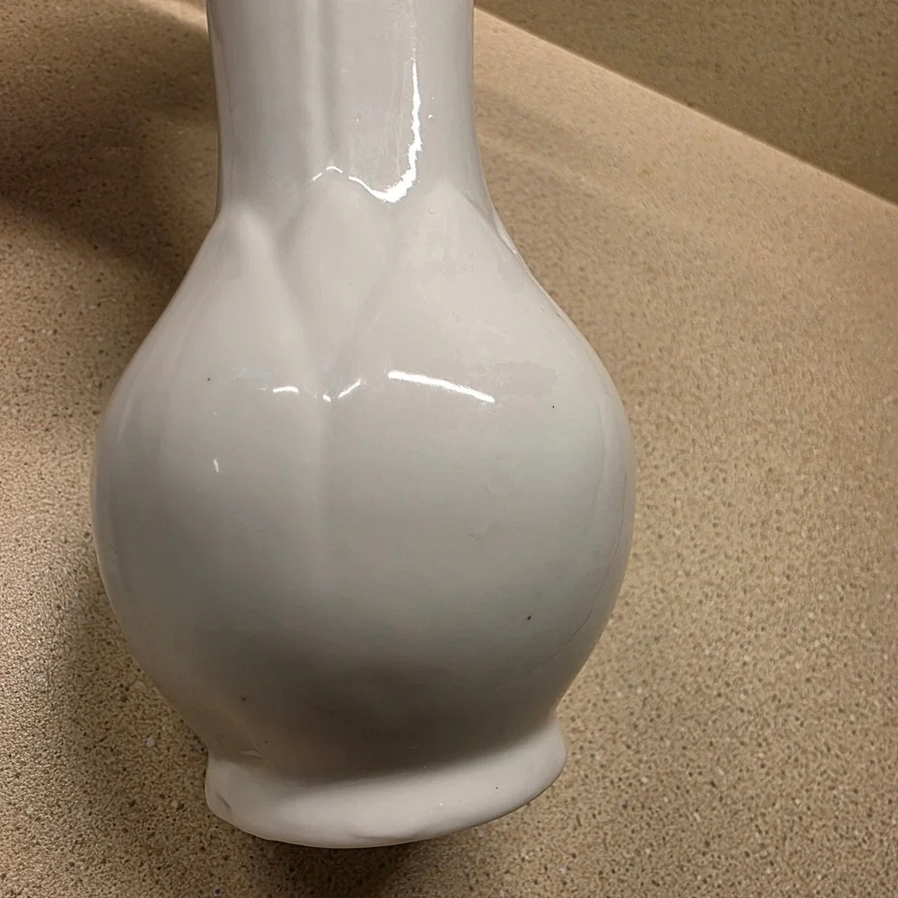 Ceramic Bud Vase‎ 9 Inch White Scalloped Rim Bulbous Base Leaf Detail